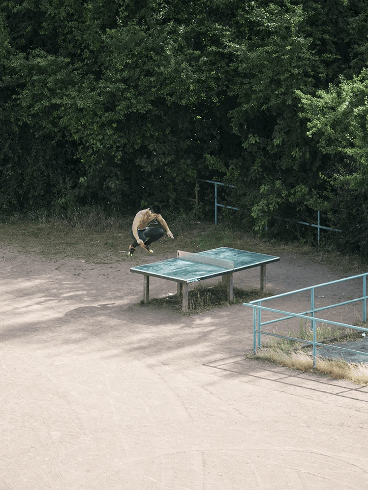 Hayahisa Tomiyasu photographing a ping pong table from his window for four years