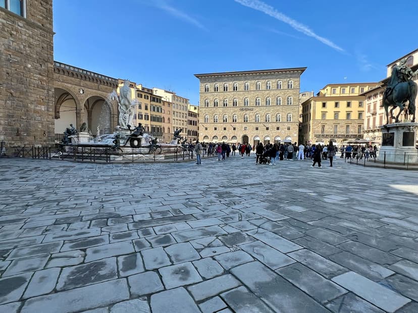 The extended mind of public space: how urban design shapes human experience